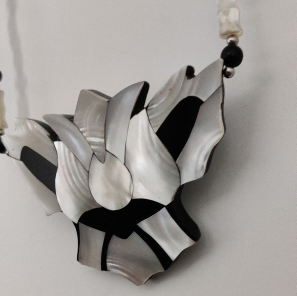 Vintage Lee Sands Lotus Flower Mother of Pearl Necklace - Picture 10 of 11